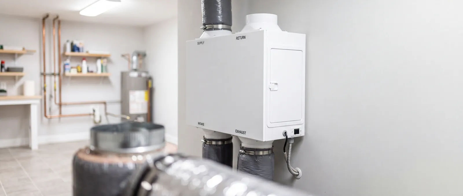 Ett FTX-aggregat installerat med kanaler i ett hus i Sollentuna