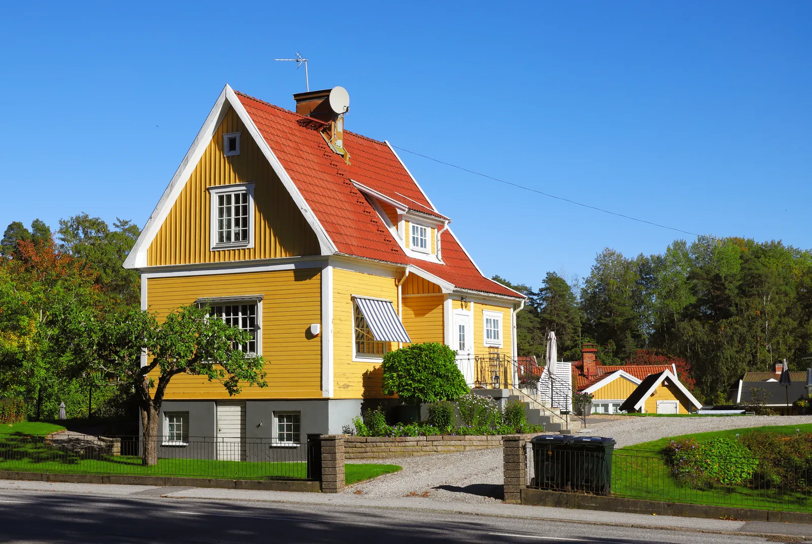 En villa med källare i Sollentuna där priset på radonsanering beror på källan